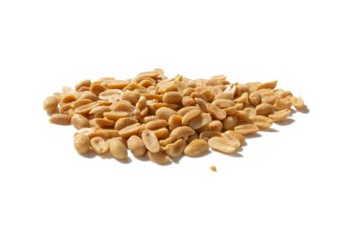 Beyaz arka plan üzerinde izole fıstık yığını