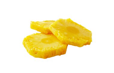 Beyaz arka plan üzerinde izole tatlı patates dilimleri