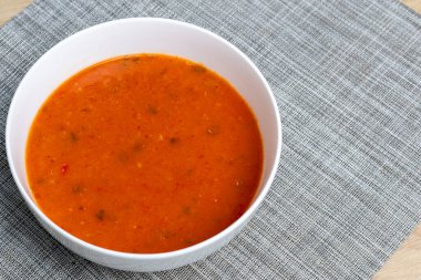 Olgun domatesli soğuk gazpacho çorbası.