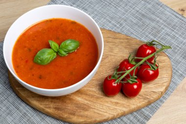 Olgun domatesli soğuk gazpacho çorbası.