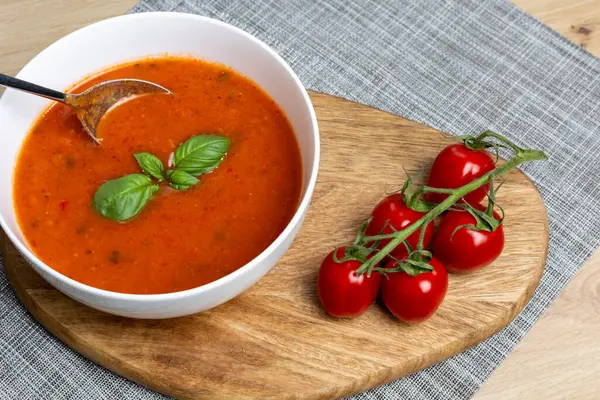 Olgun domatesli soğuk gazpacho çorbası.