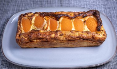 Ev yapımı, kurutulmuş kayısılı süzme peynir güveci.