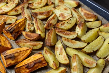 Çıtır fırında patates. Yemek için fırından yeni çıkmış lezzetli patatesler.