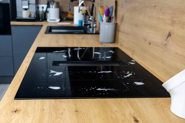 Stock image Detergent stains on the stove, cleaning, washing the stove, cleaning the kitchen