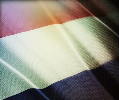 Ahşap arka planda Hollanda bayrağı sallıyor.