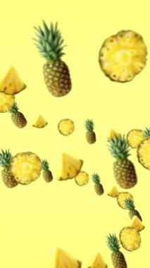 Ananas ve ananas Sarı arka planda dilimler