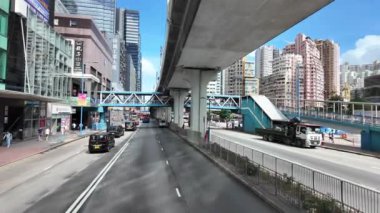 Hong Kong - 27 Haziran 2024: Konut binaları ve işlek yollar mavi gökyüzü altında şehir manzarası.