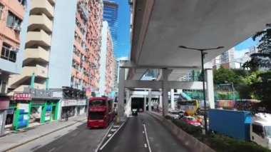 Hong Kong - 27 Haziran 2024: Konut binaları ve işlek yollar mavi gökyüzü altında şehir manzarası.