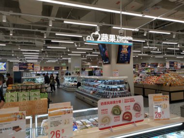 Çin, Shenzhen - 25 Ekim 2024: Shenzhen, Çin 'de modern bir süpermarket, taze ürünler, hazır yiyecekler ve paketlenmiş ürünler geniş bir yelpazede sunuluyor..