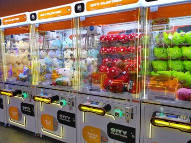 Çin, Shenzhen - 25 Ekim 2024: Her biri lüks oyuncaklarla dolu, parlak ışıklı bir alışveriş merkezinde.