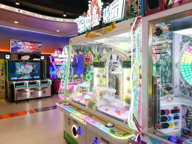 Çin, Shenzhen - 25 Ekim 2024: Shenzhen, Çin 'de bir alışveriş merkezinde bir dizi parlak ışıklı atari oyunu.
