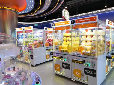 Çin, Shenzhen - 25 Ekim 2024: Bir alışveriş merkezinde bir sıra pençe vinç atari makinesi.