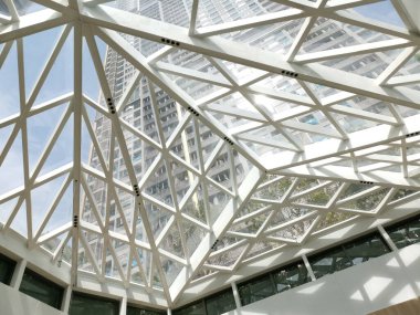 Çin, Shenzhen - 25 Ekim 2024: Beyaz geometrik cam tavan bir iç uzaya doğal ışık sağlar.