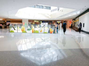 Çin, Shenzhen - 25 Ekim 2024: Shenzhen, Çin 'de açık bir düzeni, beyaz zemini ve doğal ışığı olan modern bir alışveriş merkezi.