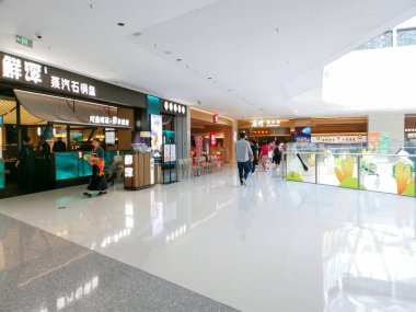 Çin, Shenzhen - 25 Ekim 2024: Shenzhen, Çin 'de insanların alışveriş yaptığı ve dolaştığı modern bir alışveriş merkezi.