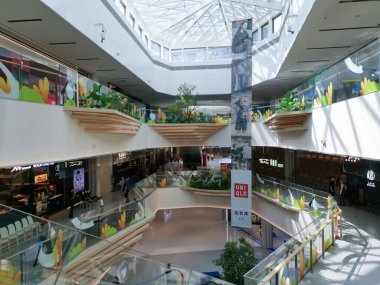 Çin, Shenzhen - 25 Ekim 2024: Modern, çok katlı, cam çatılı ve açık, havadar bir alışveriş merkezi.