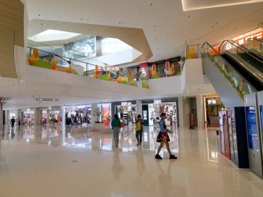 Çin, Shenzhen - 25 Ekim 2024: Shenzhen, Çin 'de modern bir alışveriş merkezinin iç görünümü.