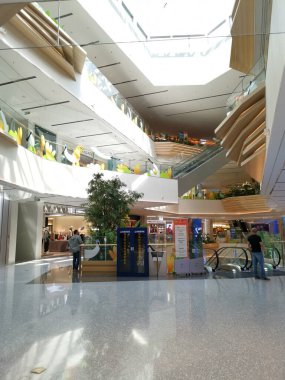 Çin, Shenzhen - 25 Ekim 2024: Çin 'de Shenzhen, Çin' de yürüyen merdivenleri ve geniş bir açık alanı olan modern alışveriş merkezi.