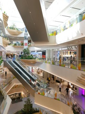 Çin, Shenzhen - 25 Ekim 2024: Shenzhen, Çin 'de yürüyen merdiven ve cam tavanlı modern bir alışveriş merkezi, minimalist bir tasarıma ve bolca doğal ışık barındırıyor..