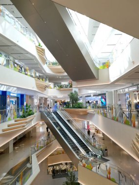 Çin, Shenzhen - 25 Ekim 2024: Shenzhen, Çin 'de modern bir alışveriş merkezi, bir yürüyen merdiven, birden fazla kat ve geniş bir yerleşim alanı içerir..