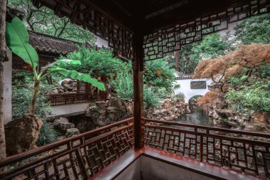 Şangay - Haziran 06 2024: Şangay 'daki Yu Garden' ı keşfetmek, çarpıcı antik mimari ve canlı atmosfer tarihi koridorlarda ve manzaralı bahçelerde gezinen ziyaretçileri çekiyor.