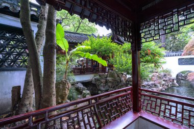 Şangay - Haziran 06 2024: Şangay 'daki Yu Garden' ı keşfetmek, çarpıcı antik mimari ve canlı atmosfer tarihi koridorlarda ve manzaralı bahçelerde gezinen ziyaretçileri çekiyor.