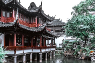Şangay - Haziran 06 2024: Şangay 'daki Yu Garden' ı keşfetmek, çarpıcı antik mimari ve canlı atmosfer tarihi koridorlarda ve manzaralı bahçelerde gezinen ziyaretçileri çekiyor.
