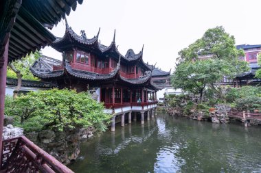 Şangay - Haziran 06 2024: Şangay 'daki Yu Garden' ı keşfetmek, çarpıcı antik mimari ve canlı atmosfer tarihi koridorlarda ve manzaralı bahçelerde gezinen ziyaretçileri çekiyor.