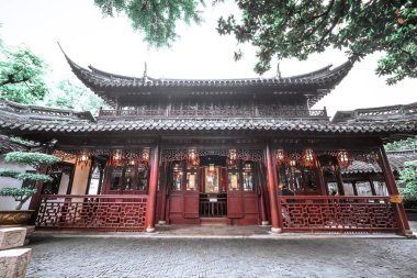 Şangay - Haziran 06 2024: Şangay 'daki Yu Garden' ı keşfetmek, çarpıcı antik mimari ve canlı atmosfer tarihi koridorlarda ve manzaralı bahçelerde gezinen ziyaretçileri çekiyor.
