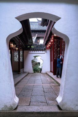 Şangay - Haziran 06 2024: Şangay 'daki Yu Garden' ı keşfetmek, çarpıcı antik mimari ve canlı atmosfer tarihi koridorlarda ve manzaralı bahçelerde gezinen ziyaretçileri çekiyor.