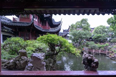 Şangay - Haziran 06 2024: Şangay 'daki Yu Garden' ı keşfetmek, çarpıcı antik mimari ve canlı atmosfer tarihi koridorlarda ve manzaralı bahçelerde gezinen ziyaretçileri çekiyor.