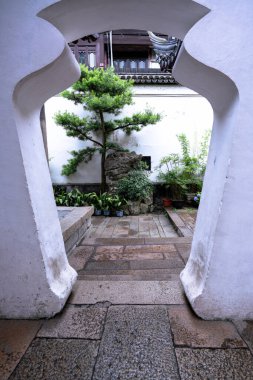 Şangay - Haziran 06 2024: Şangay 'daki Yu Garden' ı keşfetmek, çarpıcı antik mimari ve canlı atmosfer tarihi koridorlarda ve manzaralı bahçelerde gezinen ziyaretçileri çekiyor.