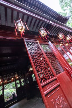 Şangay - Haziran 06 2024: Şangay 'daki Yu Garden' ı keşfetmek, çarpıcı antik mimari ve canlı atmosfer tarihi koridorlarda ve manzaralı bahçelerde gezinen ziyaretçileri çekiyor.
