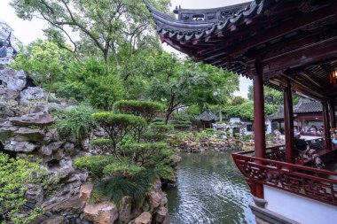 Şangay - Haziran 06 2024: Şangay 'daki Yu Garden' ı keşfetmek, çarpıcı antik mimari ve canlı atmosfer tarihi koridorlarda ve manzaralı bahçelerde gezinen ziyaretçileri çekiyor.