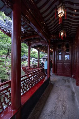 Şangay - Haziran 06 2024: Şangay 'daki Yu Garden' ı keşfetmek, çarpıcı antik mimari ve canlı atmosfer tarihi koridorlarda ve manzaralı bahçelerde gezinen ziyaretçileri çekiyor.