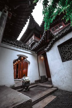 Şangay - Haziran 06 2024: Şangay 'daki Yu Garden' ı keşfetmek, çarpıcı antik mimari ve canlı atmosfer tarihi koridorlarda ve manzaralı bahçelerde gezinen ziyaretçileri çekiyor.