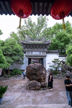 Şangay - Haziran 06 2024: Şangay 'daki Yu Garden' ı keşfetmek, çarpıcı antik mimari ve canlı atmosfer tarihi koridorlarda ve manzaralı bahçelerde gezinen ziyaretçileri çekiyor.