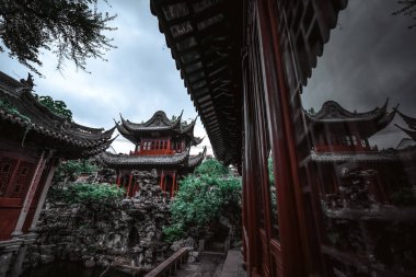 Şangay - Haziran 06 2024: Şangay 'daki Yu Garden' ı keşfetmek, çarpıcı antik mimari ve canlı atmosfer tarihi koridorlarda ve manzaralı bahçelerde gezinen ziyaretçileri çekiyor.