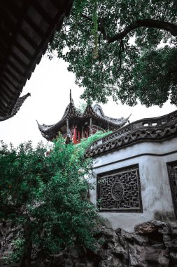 Şangay - Haziran 06 2024: Şangay 'daki Yu Garden' ı keşfetmek, çarpıcı antik mimari ve canlı atmosfer tarihi koridorlarda ve manzaralı bahçelerde gezinen ziyaretçileri çekiyor.