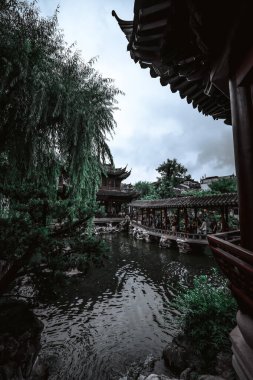 Şangay - Haziran 06 2024: Şangay 'daki Yu Garden' ı keşfetmek, çarpıcı antik mimari ve canlı atmosfer tarihi koridorlarda ve manzaralı bahçelerde gezinen ziyaretçileri çekiyor.