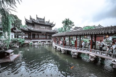 Şangay - Haziran 06 2024: Şangay 'daki Yu Garden' ı keşfetmek, çarpıcı antik mimari ve canlı atmosfer tarihi koridorlarda ve manzaralı bahçelerde gezinen ziyaretçileri çekiyor.