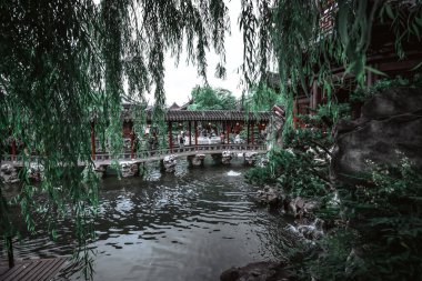 Şangay - Haziran 06 2024: Şangay 'daki Yu Garden' ı keşfetmek, çarpıcı antik mimari ve canlı atmosfer tarihi koridorlarda ve manzaralı bahçelerde gezinen ziyaretçileri çekiyor.