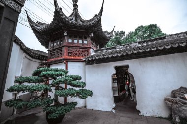 Şangay - Haziran 06 2024: Şangay 'daki Yu Garden' ı keşfetmek, çarpıcı antik mimari ve canlı atmosfer tarihi koridorlarda ve manzaralı bahçelerde gezinen ziyaretçileri çekiyor.