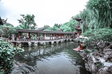 Şangay - Haziran 06 2024: Şangay 'daki Yu Garden' ı keşfetmek, çarpıcı antik mimari ve canlı atmosfer tarihi koridorlarda ve manzaralı bahçelerde gezinen ziyaretçileri çekiyor.