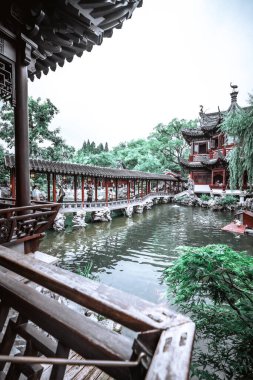 Şangay - Haziran 06 2024: Şangay 'daki Yu Garden' ı keşfetmek, çarpıcı antik mimari ve canlı atmosfer tarihi koridorlarda ve manzaralı bahçelerde gezinen ziyaretçileri çekiyor.