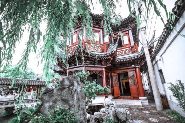 Şangay - Haziran 06 2024: Şangay 'daki Yu Garden' ı keşfetmek, çarpıcı antik mimari ve canlı atmosfer tarihi koridorlarda ve manzaralı bahçelerde gezinen ziyaretçileri çekiyor.