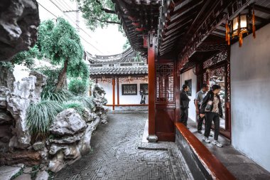 Şangay - Haziran 06 2024: Şangay 'daki Yu Garden' ı keşfetmek, çarpıcı antik mimari ve canlı atmosfer tarihi koridorlarda ve manzaralı bahçelerde gezinen ziyaretçileri çekiyor.