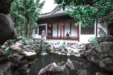 Şangay - Haziran 06 2024: Şangay 'daki Yu Garden' ı keşfetmek, çarpıcı antik mimari ve canlı atmosfer tarihi koridorlarda ve manzaralı bahçelerde gezinen ziyaretçileri çekiyor.