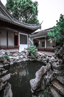 Şangay - Haziran 06 2024: Şangay 'daki Yu Garden' ı keşfetmek, çarpıcı antik mimari ve canlı atmosfer tarihi koridorlarda ve manzaralı bahçelerde gezinen ziyaretçileri çekiyor.