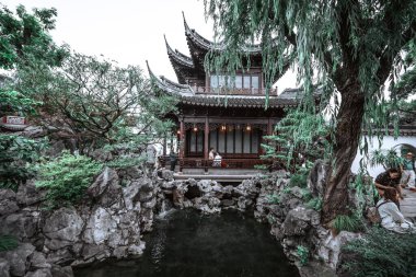 Şangay - Haziran 06 2024: Şangay 'daki Yu Garden' ı keşfetmek, çarpıcı antik mimari ve canlı atmosfer tarihi koridorlarda ve manzaralı bahçelerde gezinen ziyaretçileri çekiyor.